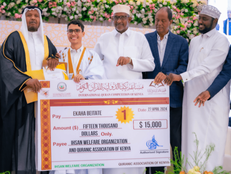 Ekaha Beitate wins International Quran competition in Eastleigh - Ekaha Baitate, the overall winner receives his prize. He is flanked by Sheikh Abdirashid Ali Sufi, Defence CS Adan Bare Duale and Kamukunji MP Yusuf Hassan. (Photo: Ahmed Shafat)